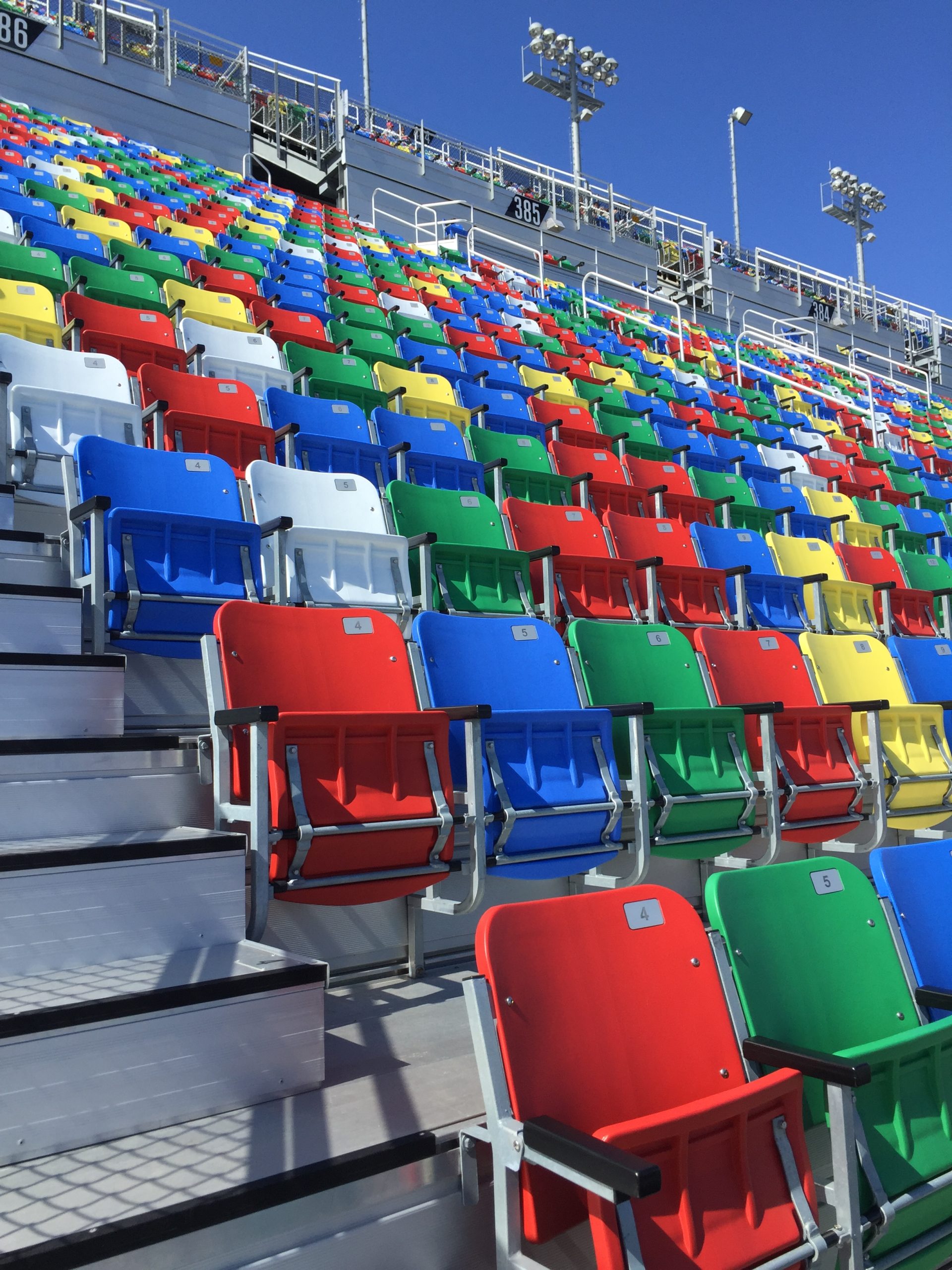 Banc dans les estrades d'un stade